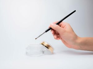Pielęgnacja skóry tłustej: jak zredukować nadmiar sebum i zapobiegać wypryskom