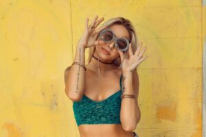 Neonowe bluzki damskie: modny trend na sezon