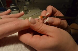 Najpiękniejsze paznokcie ślubne z cyrkoniami – jak wybrać idealną stylizację na ten wyjątkowy dzień?